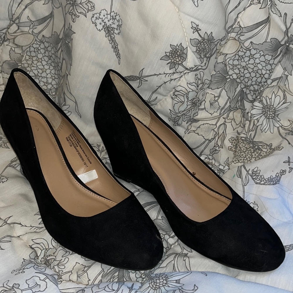 black wedges